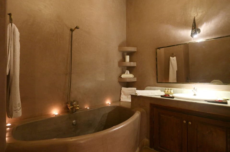 Suite (Zagora) | Bathroom | Combined shower/tub, free toiletries, hair dryer, towels
