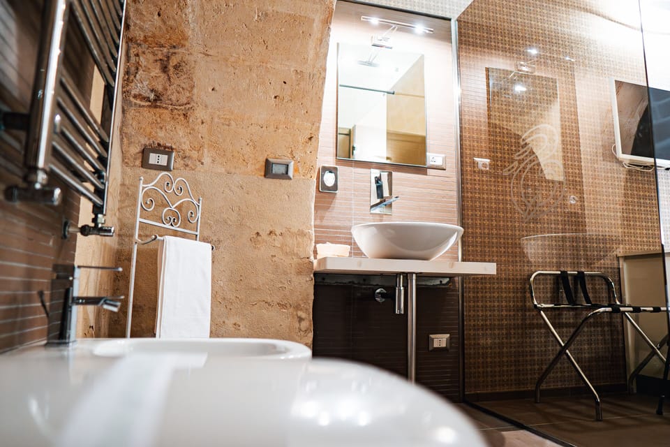 Standard Double Room | Bathroom | Shower, rainfall showerhead, free toiletries, hair dryer