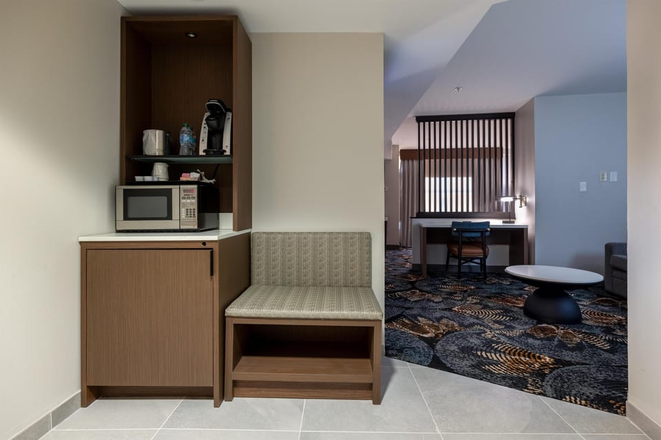 Suite, 1 King Bed, Corner | Premium bedding, pillowtop beds, in-room safe, blackout drapes