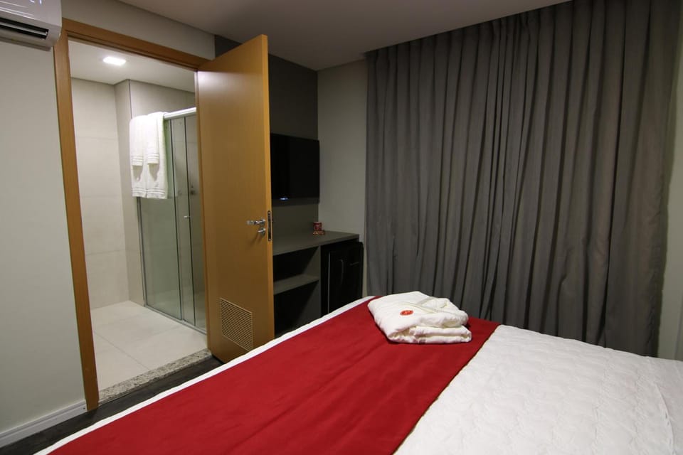 1 bedroom, minibar, desk, laptop workspace