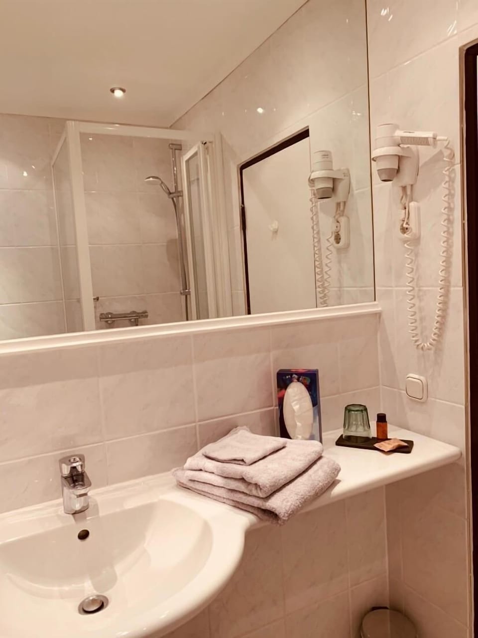 Single Room | Bathroom | Free toiletries, hair dryer, bathrobes, slippers
