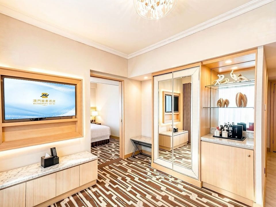 Family Room | Down comforters, minibar, in-room safe, desk