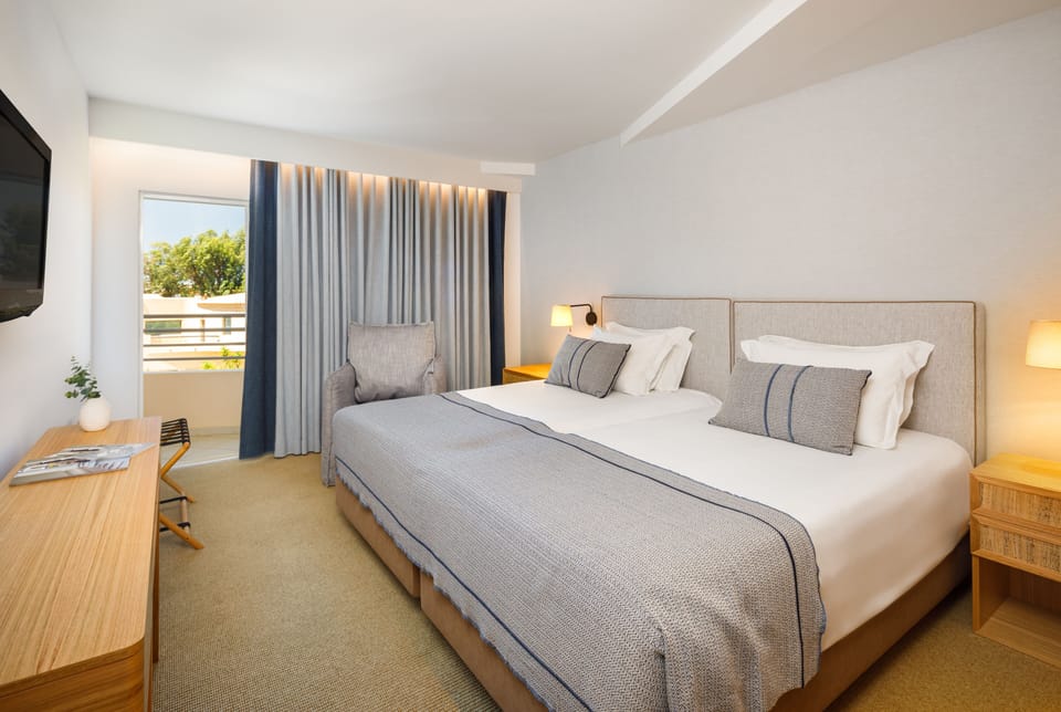 Junior Suite | Hypo-allergenic bedding, minibar, in-room safe, free WiFi