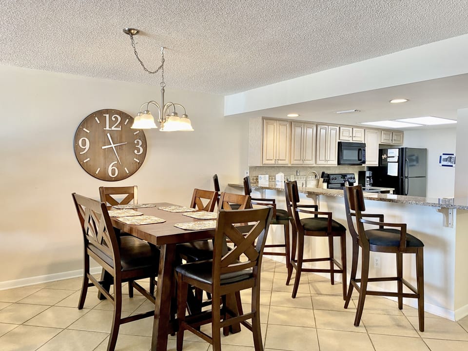 Condo, 2 Bedrooms, Balcony, Beachfront | In-room dining