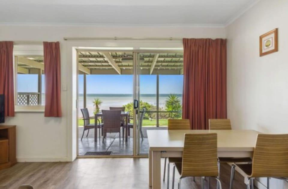 Superior Studio Beachfront - Sleeps 4 | In-room dining