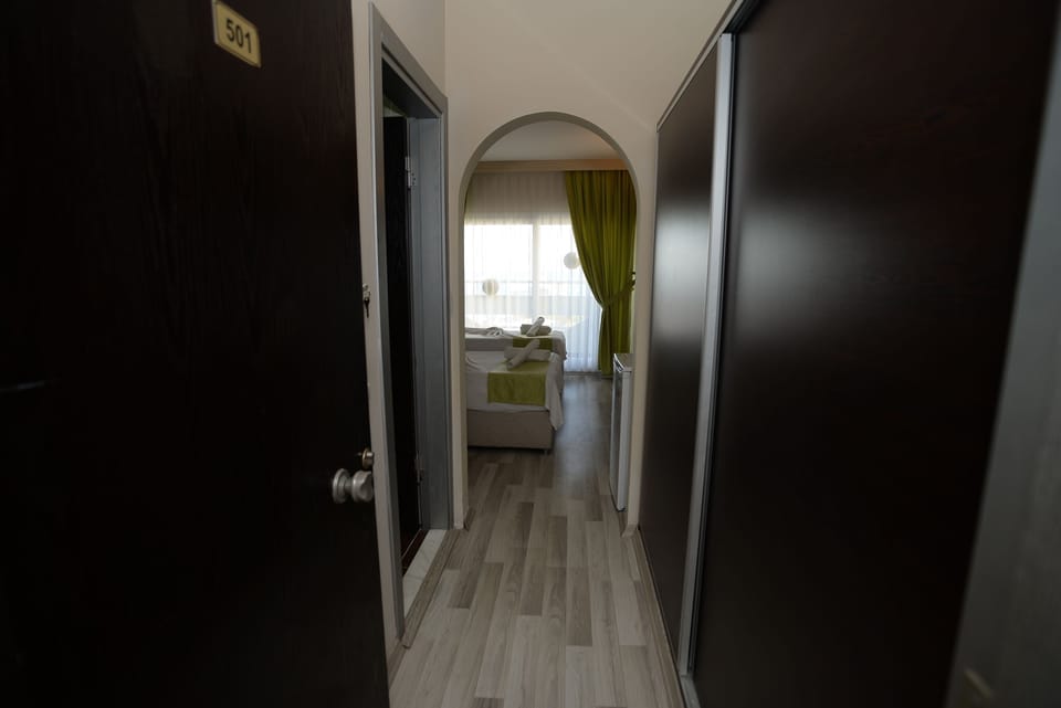 Premium bedding, minibar, iron/ironing board, free WiFi