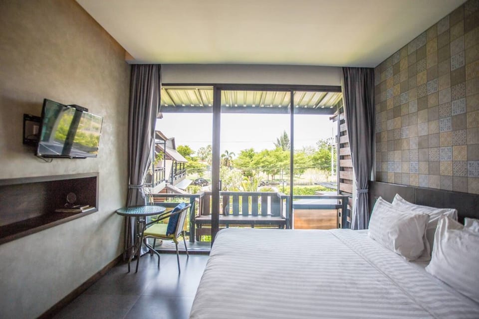 Balcony Deluxe Room | Minibar, desk, blackout drapes, soundproofing