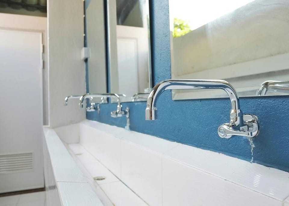 Shower, rainfall showerhead, free toiletries, hair dryer