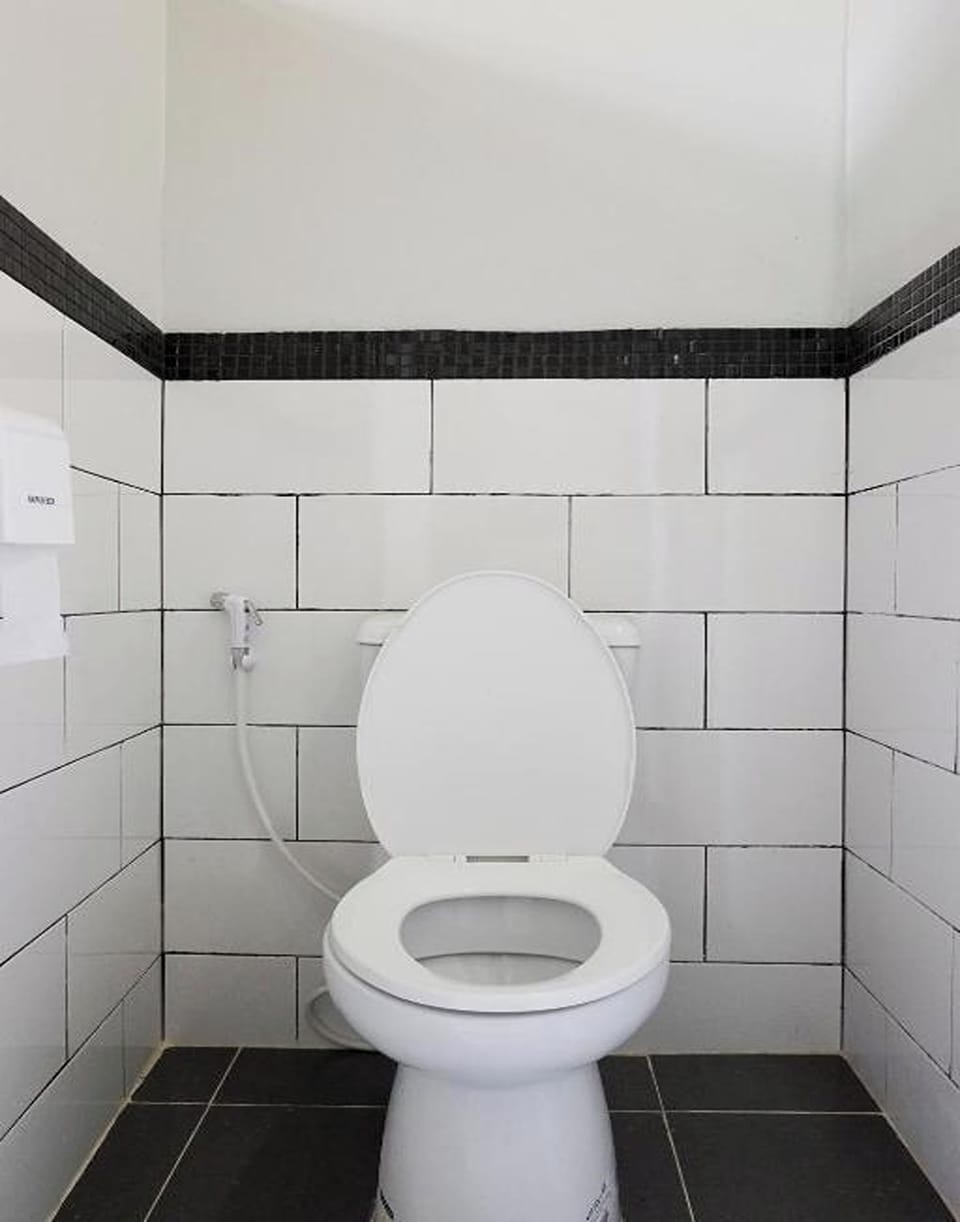 Shower, rainfall showerhead, free toiletries, hair dryer