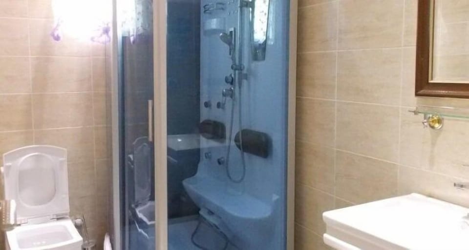 Deluxe Room  | Bathroom | Shower, rainfall showerhead, towels
