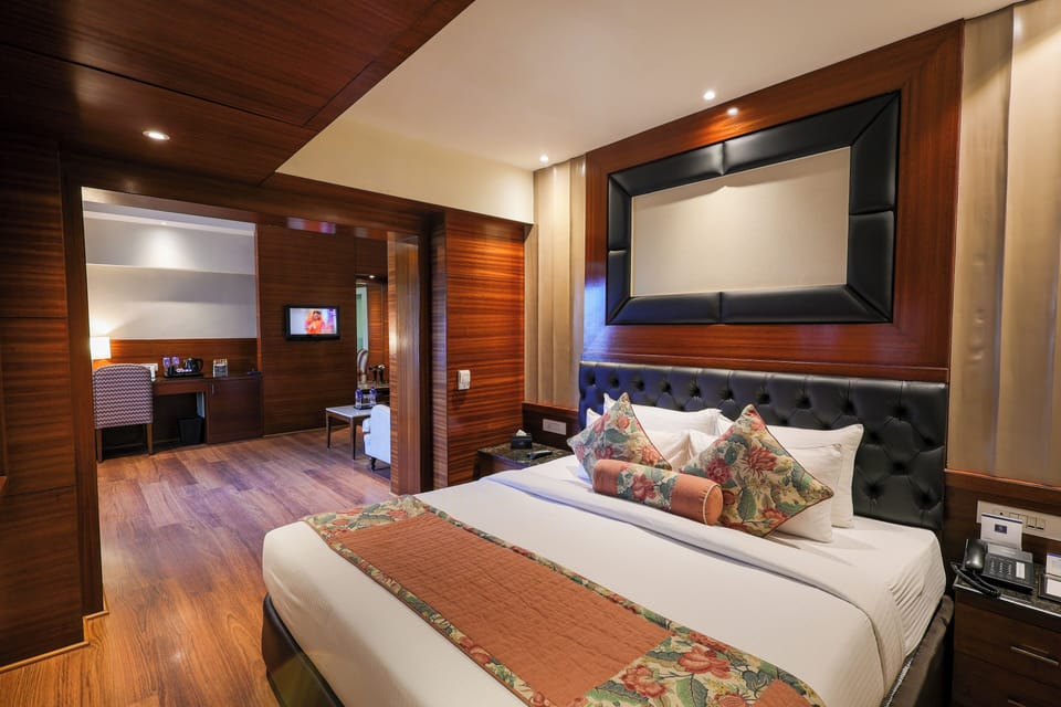 Executive Room, 1 Bedroom, Smoking | Minibar, in-room safe, desk, soundproofing
