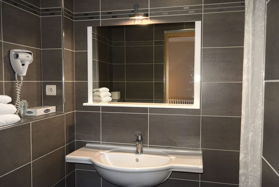 Double Room, River View | Bathroom sink
