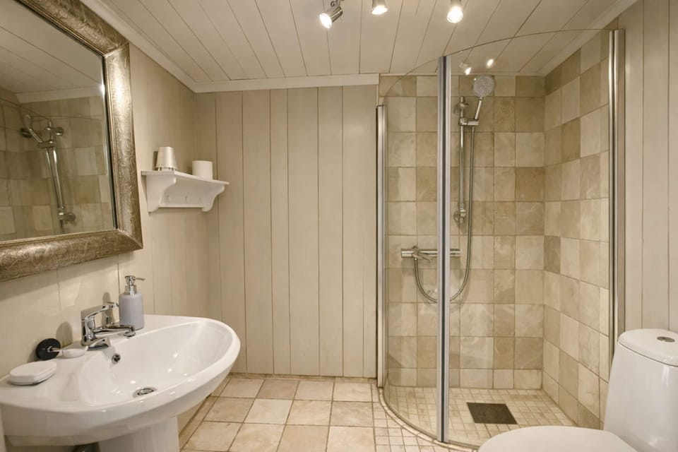 Standard Double or Twin Room | Bathroom | Shower, free toiletries, hair dryer, towels