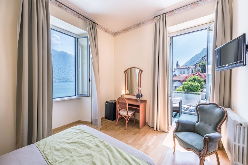 Deluxe Room, 1 Queen Bed, Lakeside | Premium bedding, down comforters, memory foam beds, in-room safe