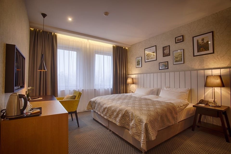 Comfort Double or Twin Room (hotel AVANA) | Minibar, in-room safe, desk, soundproofing