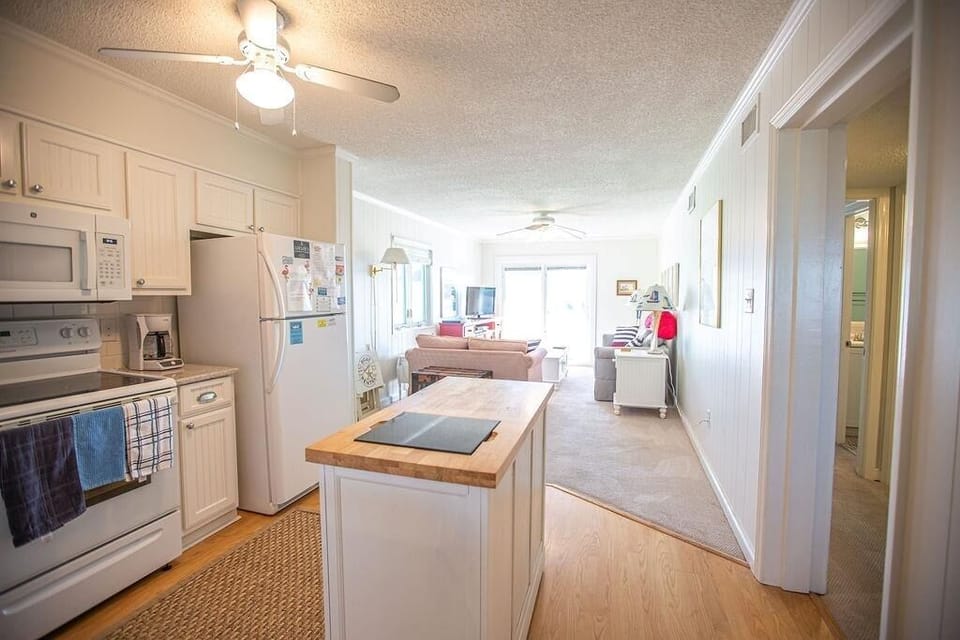 House, 2 Bedrooms | Private kitchen | Full-size fridge, microwave, oven, stovetop