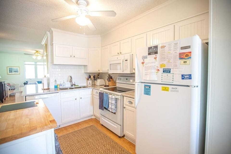 House, 2 Bedrooms | Private kitchen | Full-size fridge, microwave, oven, stovetop