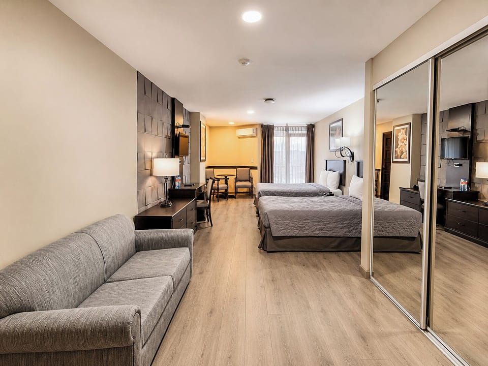 Business Double | Hypo-allergenic bedding available, desk, blackout drapes, soundproofing