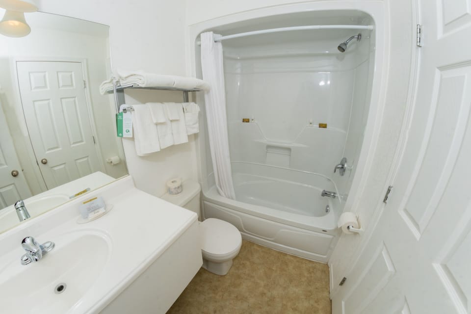 Combined shower/tub, free toiletries, towels