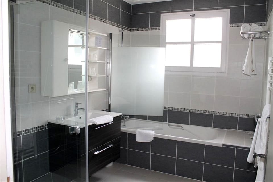 Family Suite, 2 Bedrooms | Bathroom | Free toiletries, hair dryer, towels