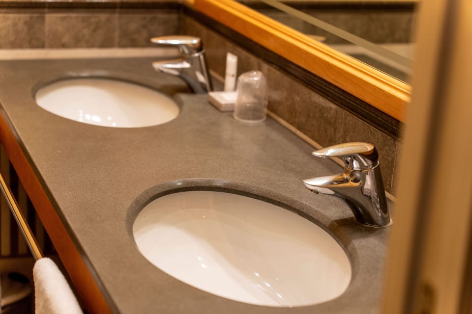 Family Suite | Bathroom | Shower, hair dryer, bidet, towels