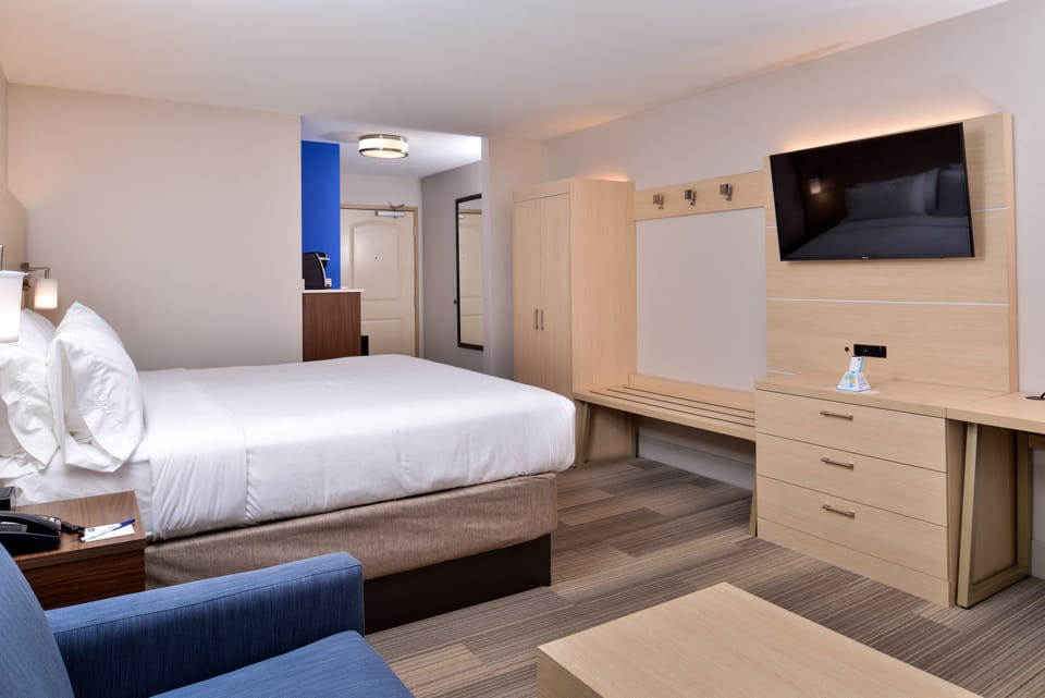 Pillowtop beds, desk, laptop workspace, blackout drapes