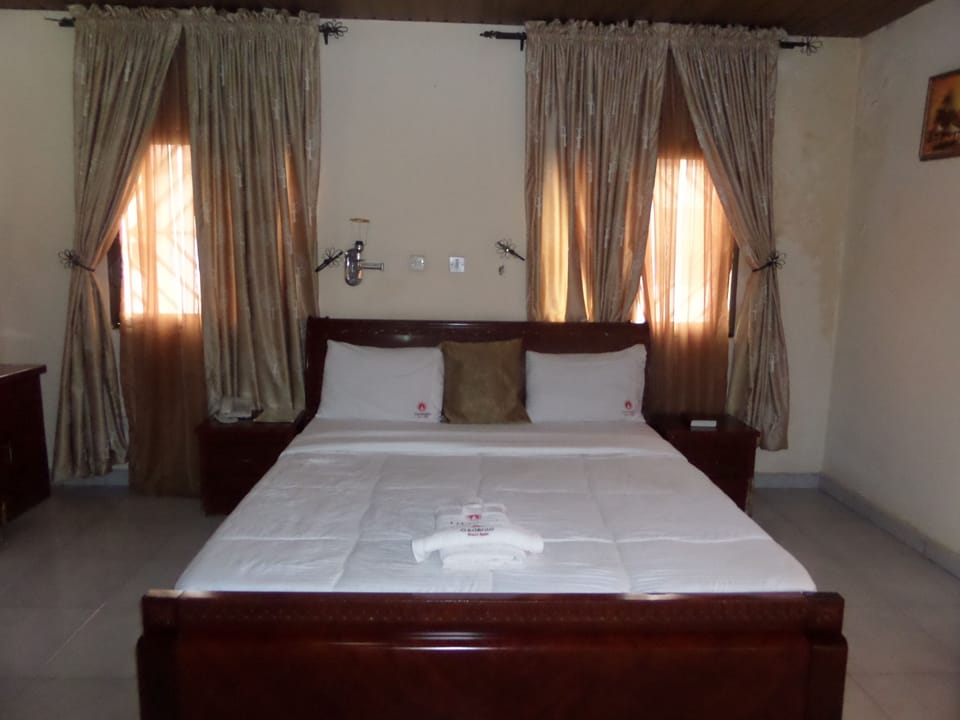 Superior Room, 1 Queen Bed | Premium bedding, individually decorated, individually furnished, desk