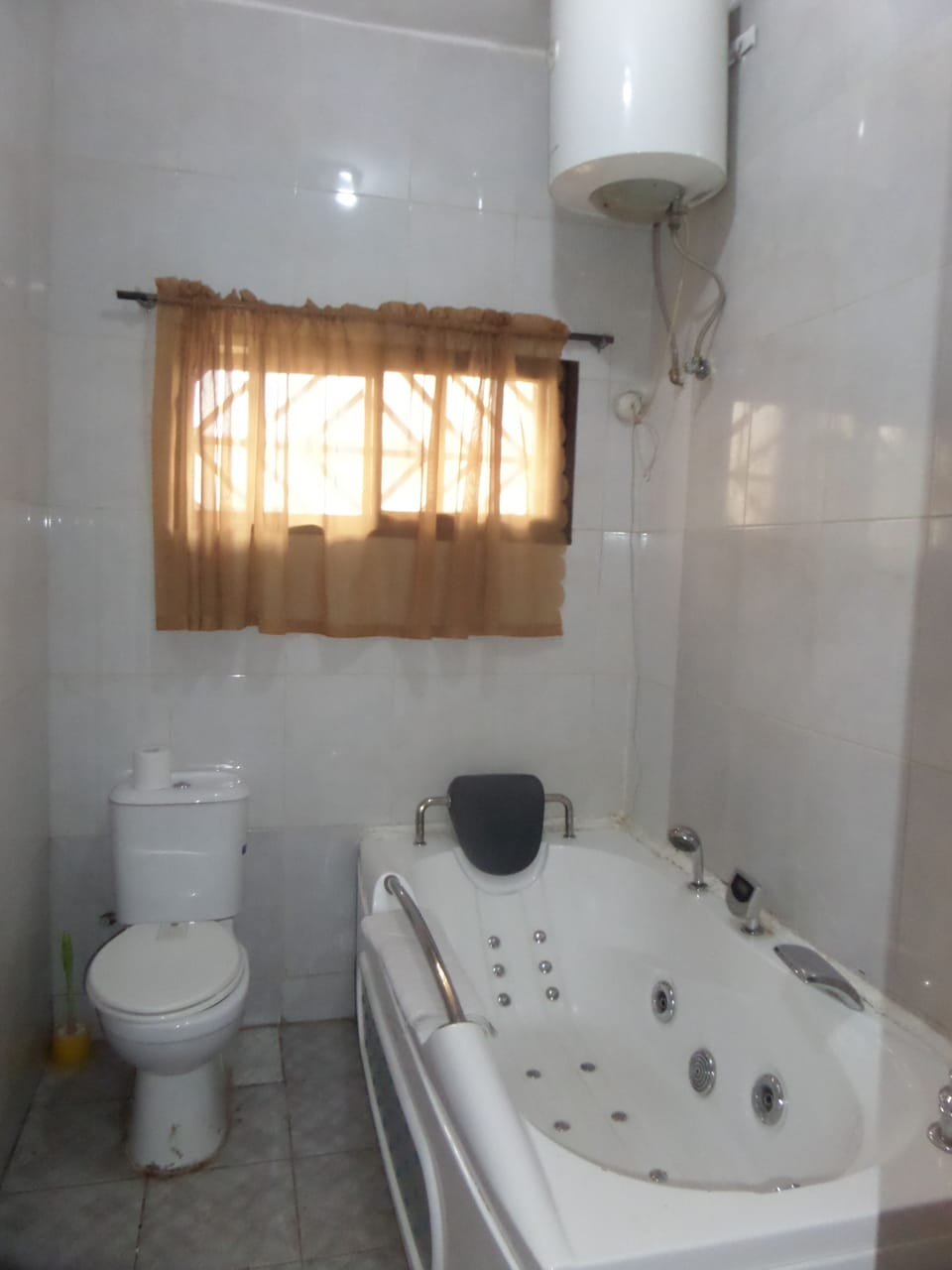 Deep soaking bathtub