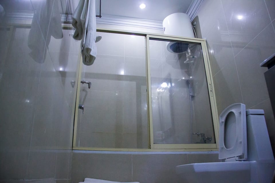 Shower, rainfall showerhead, free toiletries, towels