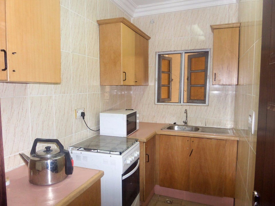 Executive Room, 1 King Bed | Private kitchen