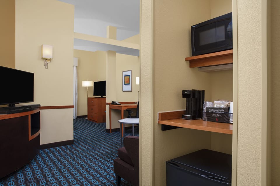 Studio, 1 King Bed with Sofa bed | In-room safe, desk, laptop workspace, blackout drapes