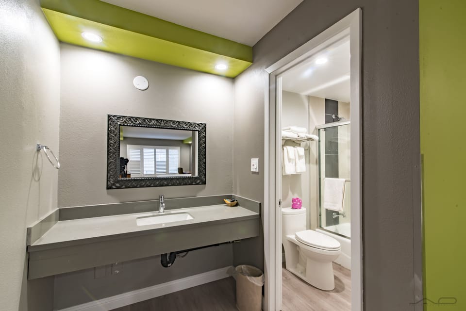 Combined shower/tub, free toiletries, towels