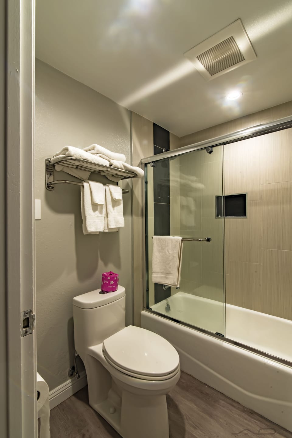 1 bedroom, desk, blackout drapes, soundproofing