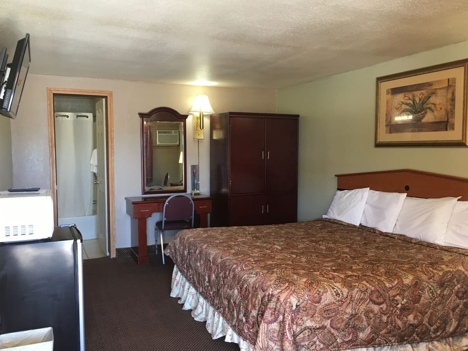 Standard Room | Desk, iron/ironing board (on request), WiFi (free), bed sheets