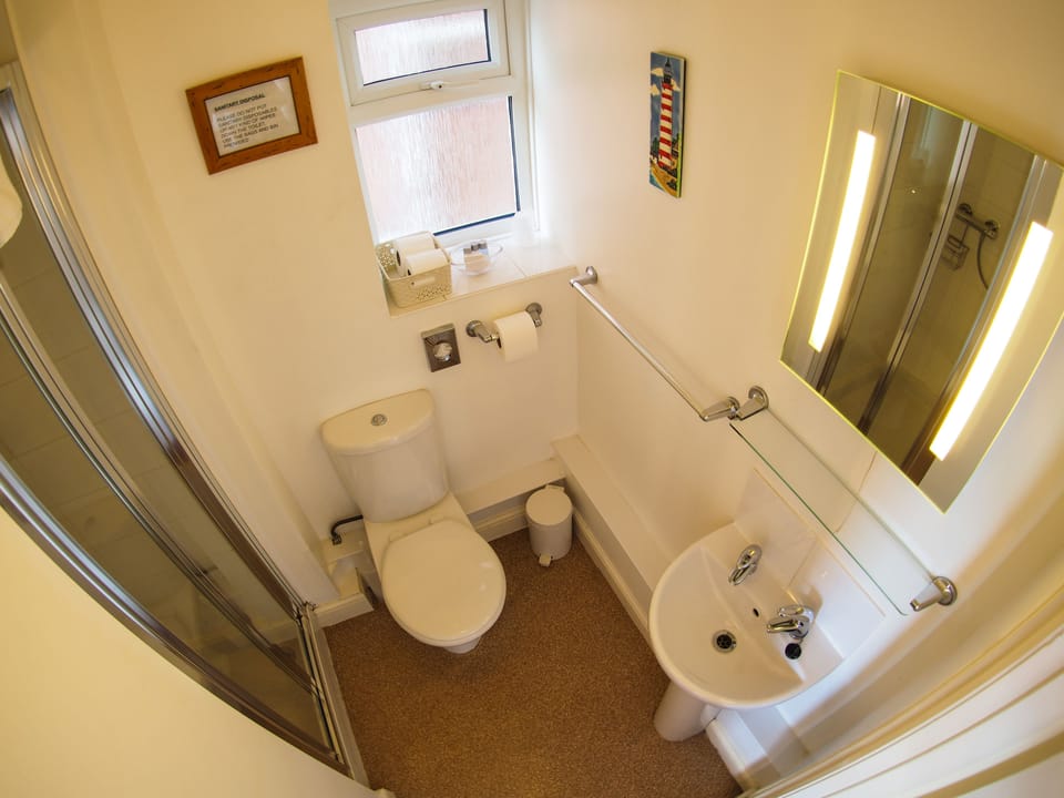 Twin Room | Bathroom | Towels