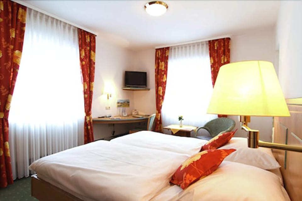 Comfort Double Room | In-room safe, desk, soundproofing, free WiFi