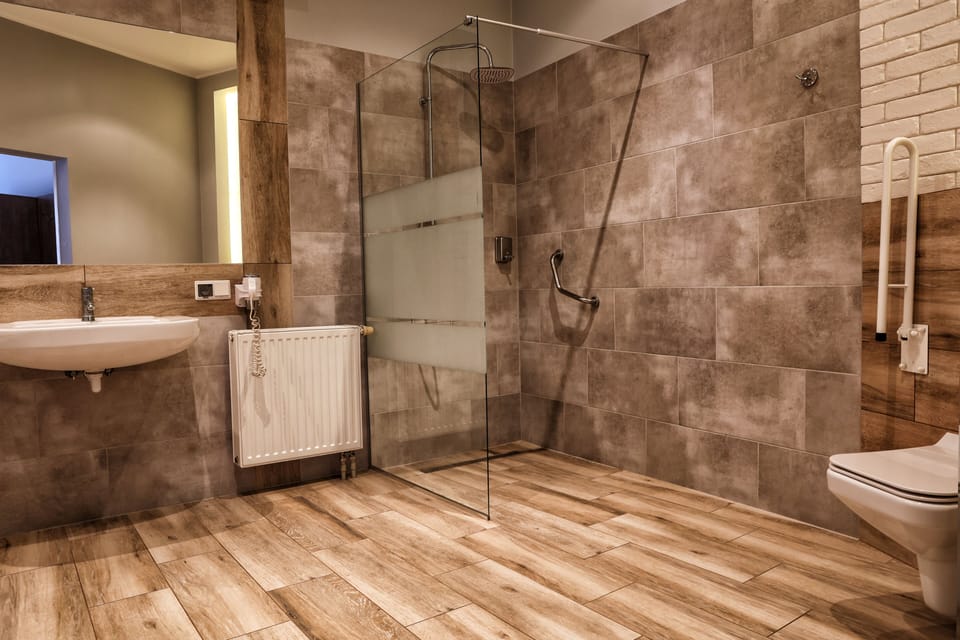 Deluxe Room | Bathroom | Free toiletries, hair dryer, towels