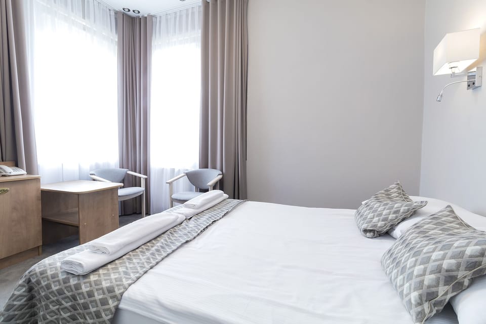 Double or Twin Room | Desk, soundproofing, iron/ironing board, free cribs/infant beds