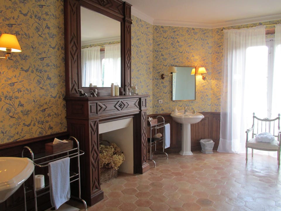 Suite | Bathroom | Free toiletries, hair dryer, bathrobes, slippers