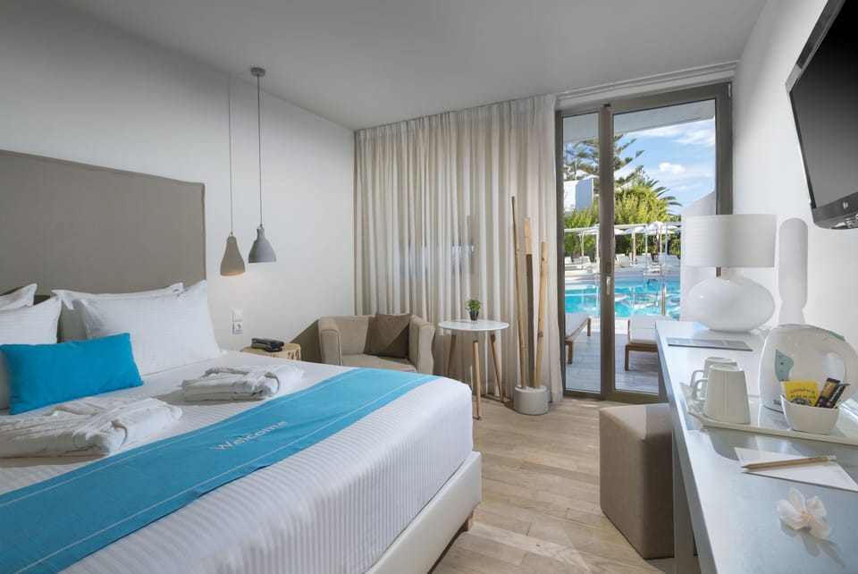 Casual Swim-Up with large Shared Pool | In-room safe, desk, blackout drapes, iron/ironing board
