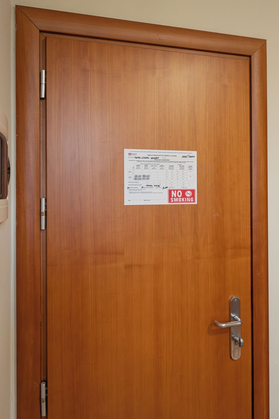 Single Room, 1 Queen Bed | Minibar, in-room safe, desk, soundproofing