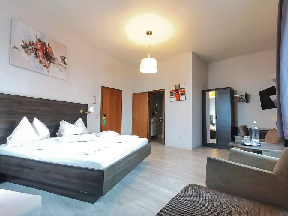 Triple Room | Desk, laptop workspace, soundproofing, free WiFi