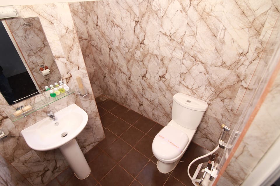 Standard Double Room | Bathroom | Shower, free toiletries, towels