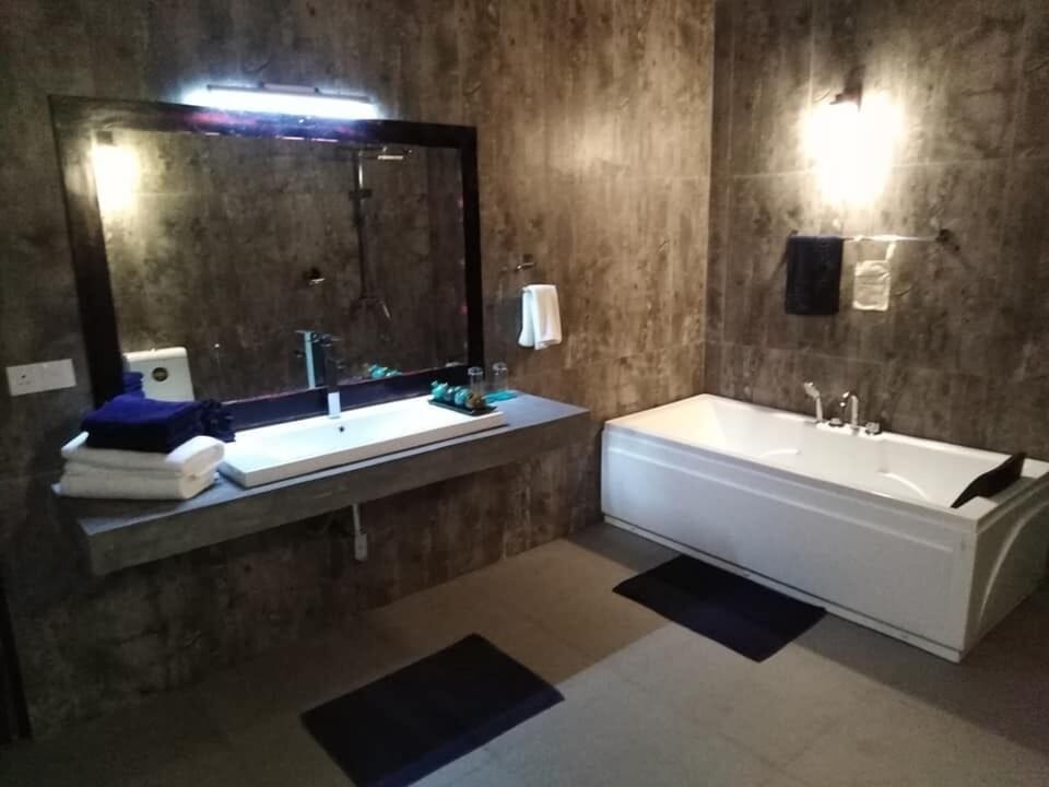 Deluxe Double Room, Garden View | Bathroom | Free toiletries, towels, soap, shampoo