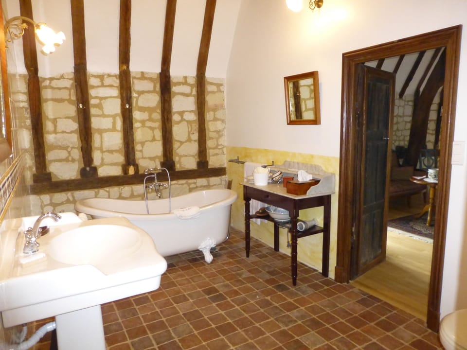 Deluxe Double Room (Rabelais) | Bathroom | Free toiletries, hair dryer, bathrobes, slippers