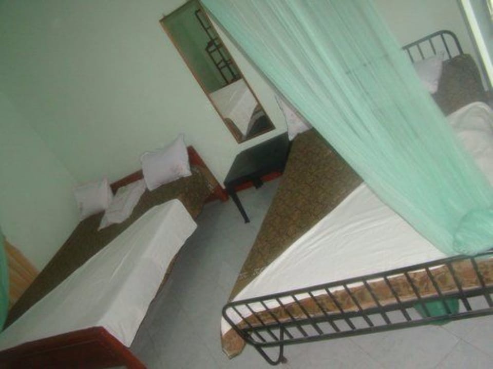 Basic Triple Room, Garden View | Desk, soundproofing, iron/ironing board, free WiFi