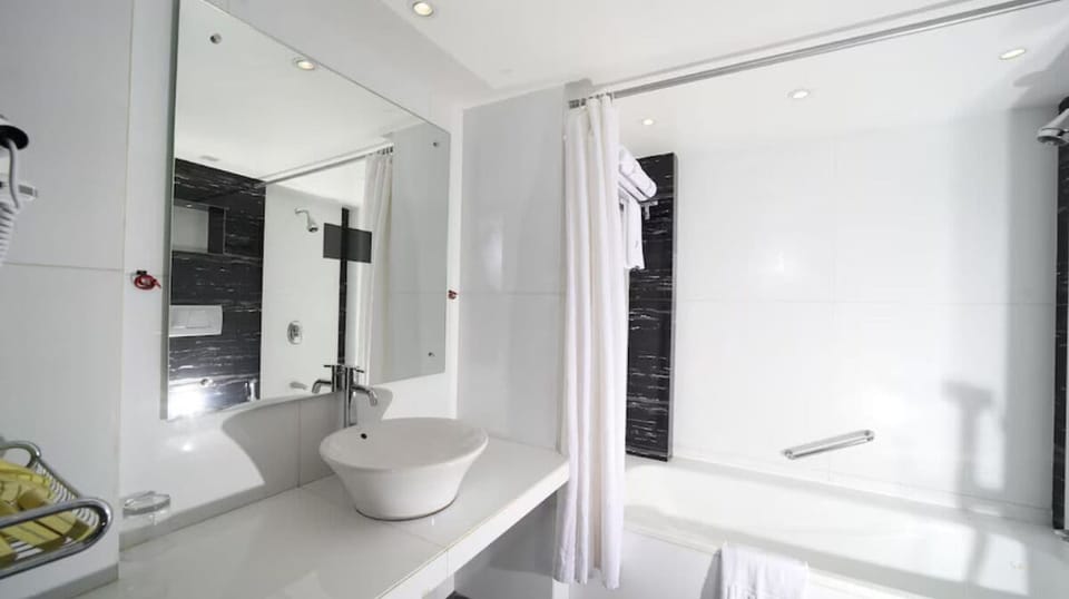 Superior Twin Room | Bathroom | Combined shower/tub, free toiletries, hair dryer, bathrobes