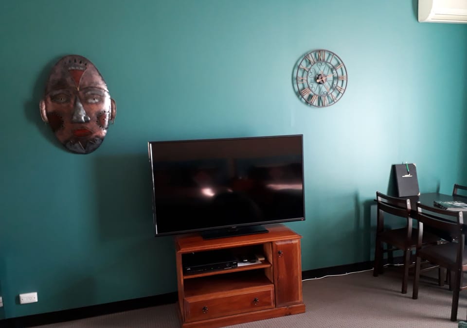 Room 20: Twin Queen Supreme Room with 50 inch Smart TV located on First Floor | Living area | 50-inch Smart TV with digital channels, TV, streaming services