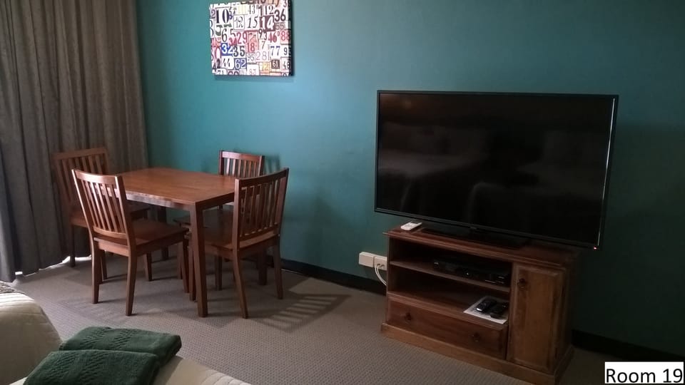 Room 19: Queen Deluxe Room with 50 inch Smart TV located onon First Floor | Iron/ironing board, free WiFi, bed sheets
