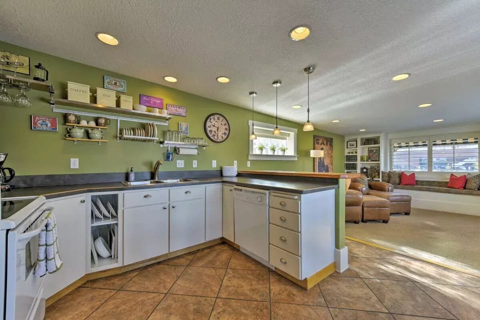 Coffee/tea maker, fridge, microwave, stovetop